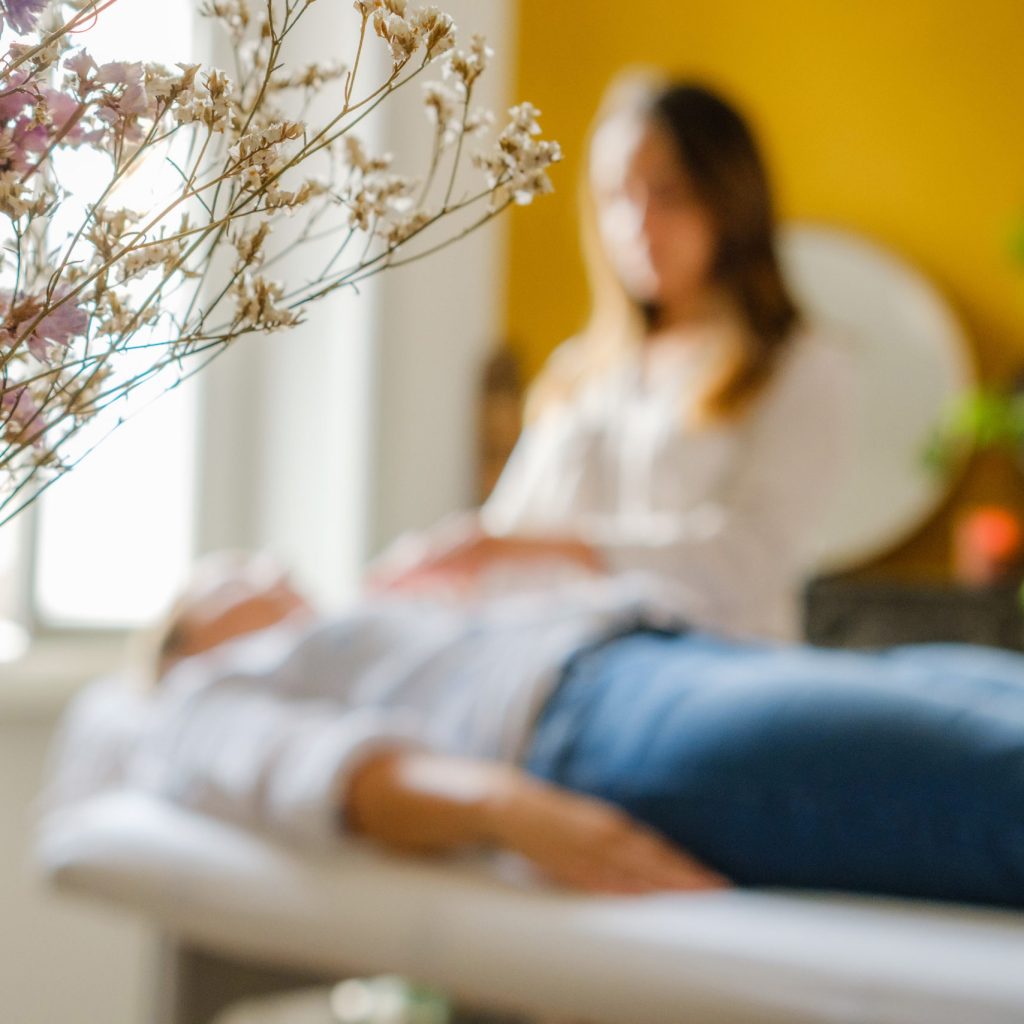 Description des soins Reiki Fanchon isnard réalise un soin en cabinet à Renne